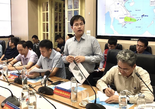 Giám đốc Trung tâm Dự báo khí tượng thuỷ văn Quốc gia Mai Văn Khiêm thông tin tại cuộc họp sáng 7/10