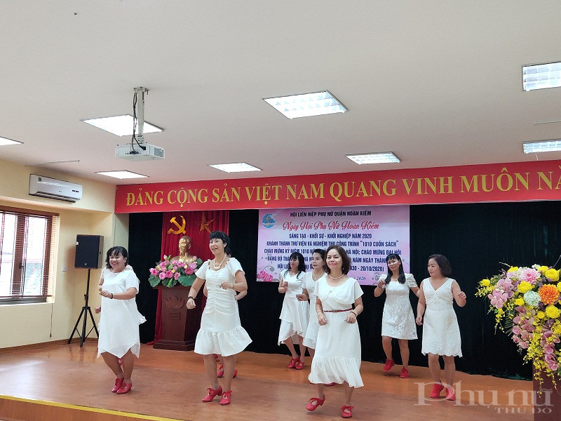 Chị em hội viên phụ nữ tham gia trình diễn các tiết mục văn nghệ chào mừng ngày hội