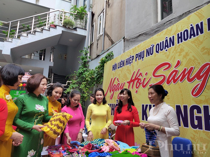 Các đại biểu tham quan  mọt số gian hàng tham gia Ngày hội Phụ nữ Hoàn Kiếm sáng tạ0 - khởi sự-