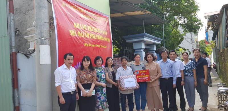 Lãnh đạo Báo Phụ nữ Thủ đô; lãnh đạo MTTQ, Hội LHPN huyện Đông Anh; lãnh đạo Đảng ủy, UBND xã Vân Nội và các đoàn thể bàn giao nhà và tặng quà cho gia đình chị Nguyễn Thị Thanh Tuyết