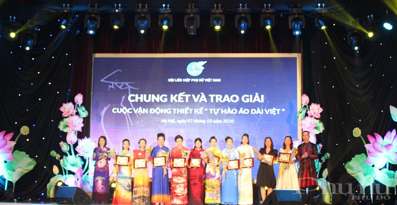 Các nhà thiết kế nhận biểu trưng tham dự cuộc thi do BTC trao tặng