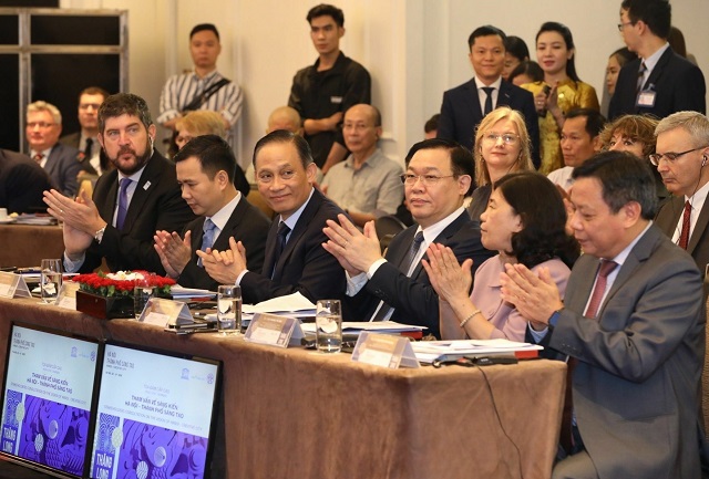 Bí thư Thành ủy Vương Đình Huệ và các đại biểu tham dự tọa đàm Hà Nội - Thành phố sáng tạo".