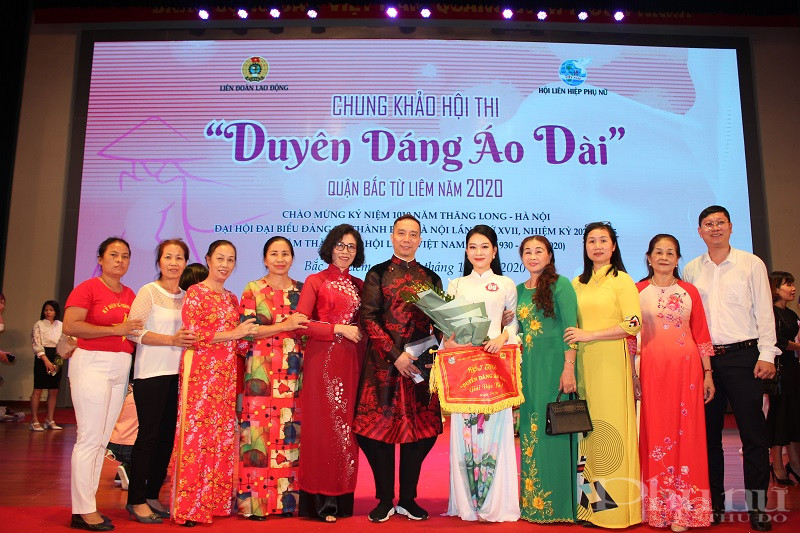 Th&iacute; sinh chung vui với NTK Đỗ Trịnh Ho&agrave;i Nam v&agrave; gia đ&igrave;nh người th&acirc;n v&agrave; chị em hội vi&ecirc;n phụ nữ phường Xu&acirc;n ĐỈnh