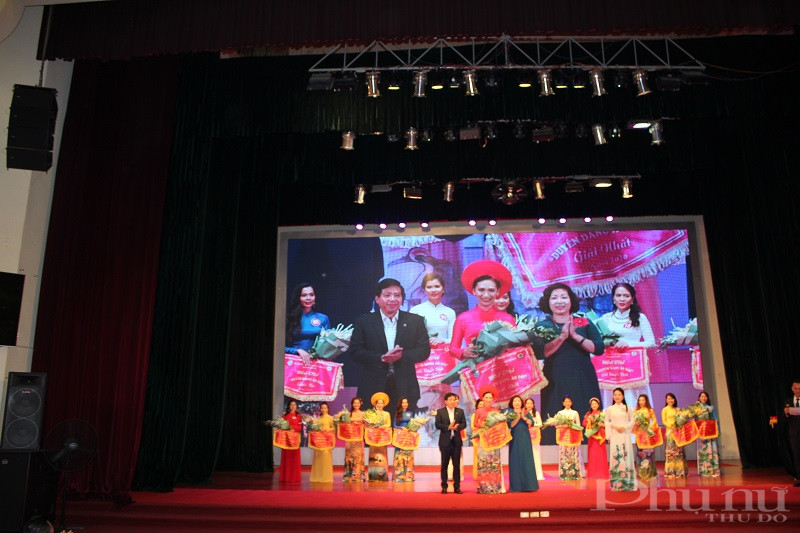 BTC trao giải Nhất cho th&iacute; sinh