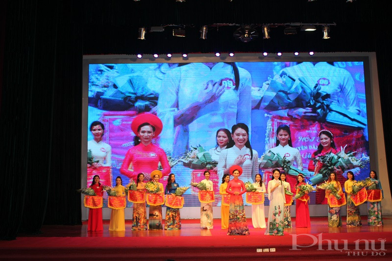 C&aacute;c thi sinh hồi hộp chờ kết quả của BTC hội thi