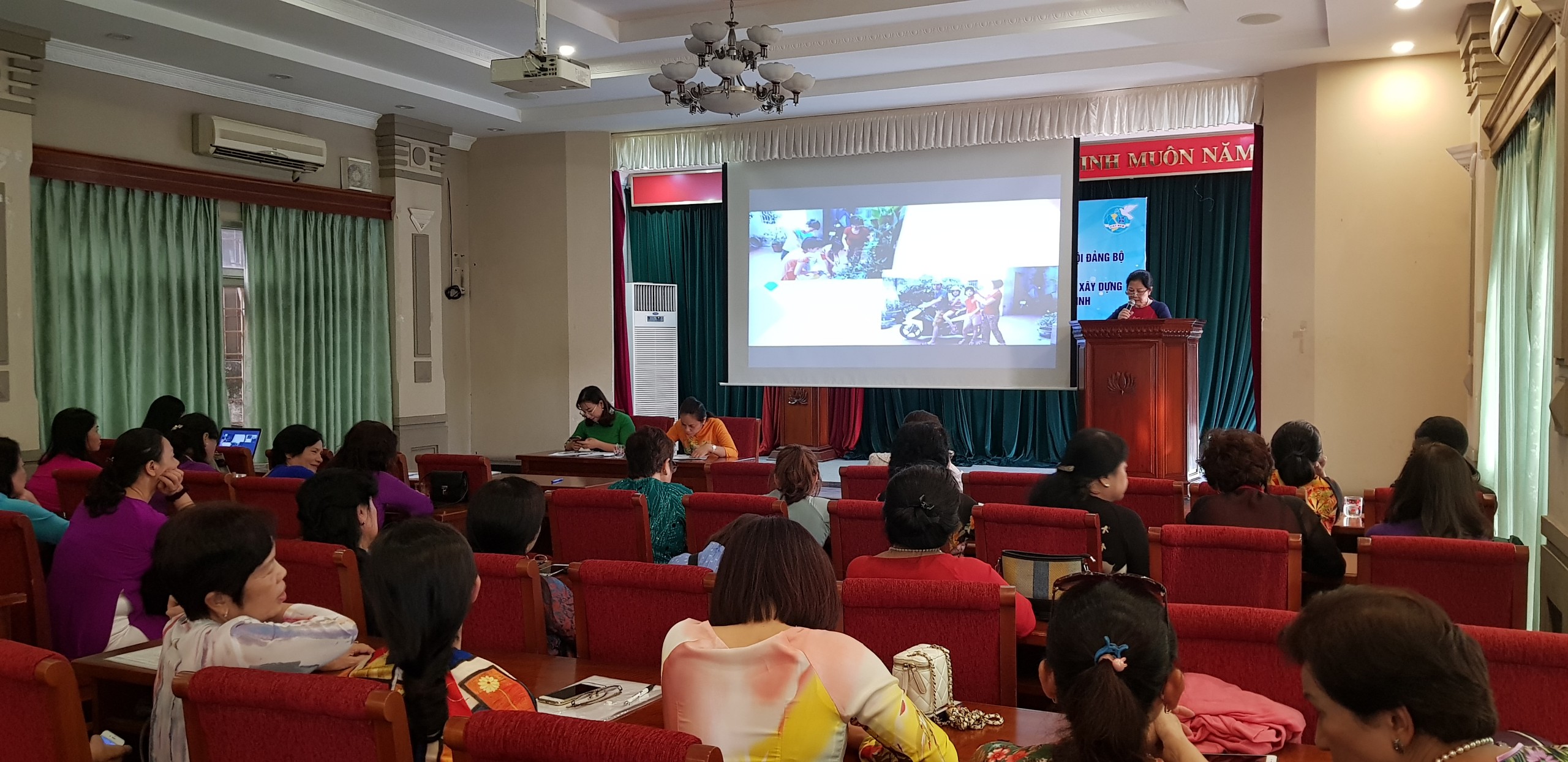 Bà Nguyễn Thị Hiển nhấn mạnh về phương châm sống nhân ái yêu thương con người