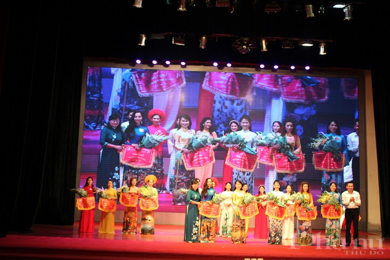 BTC trao giải Ba cho c&aacute;c th&iacute; sinh