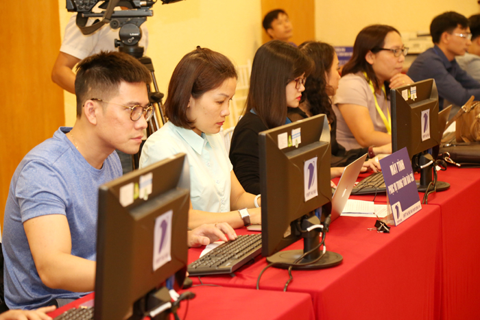 Các phóng viên tác nghiệp tại Trung tâm báo chí