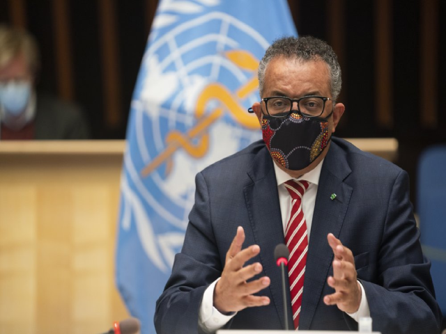 Tổng Giám đốc WHO, Tedros Adhanom Ghebreyesus, đeo khẩu trang trong một phiên họp đặc biệt về COVID-19.