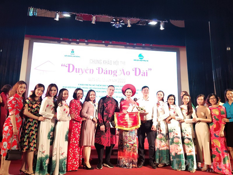 Th&iacute; sinh gi&agrave;nh giải Nhất chung vui với NTK v&agrave; người th&acirc;n đồng nghiệp v&agrave; chị em hội vi&ecirc;n phụ nữ