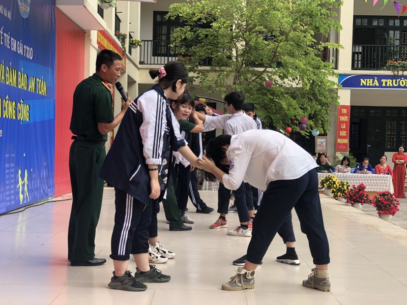 Dưới sự hướng dẫn của cán bộ Bộ Tư lệnh Thủ đô, các em học sinh thực hành kỹ năng tự bảo vệ khỏi xâm hại, bạo lực