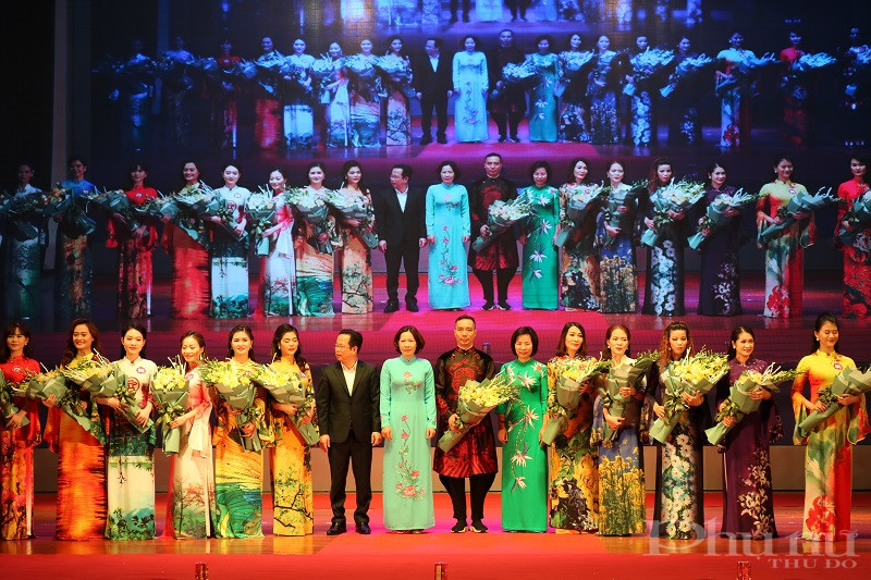 C&aacute;c đại biểu l&atilde;nh đạo Hội LHPN H&agrave; Nội, Li&ecirc;n đo&agrave;n lao động TP v&agrave; L&atilde;nh đạo quận tặng hoa cho NTK v&agrave; c&aacute;c th&iacute; sinh tham dự hội thi