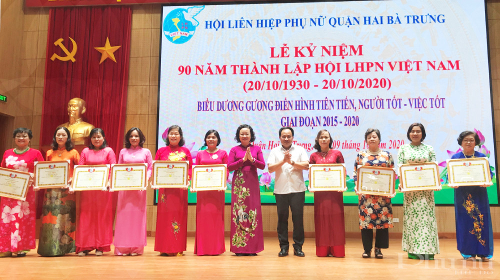 Đại diện lãnh đạo quận Hai Bà Trưng vinh danh gương Người tốt - việc tốt năm 2020. Đại diện lãnh đạo quận Hai Bà Trưng vinh danh gương Người tốt - việc tốt năm 2020.