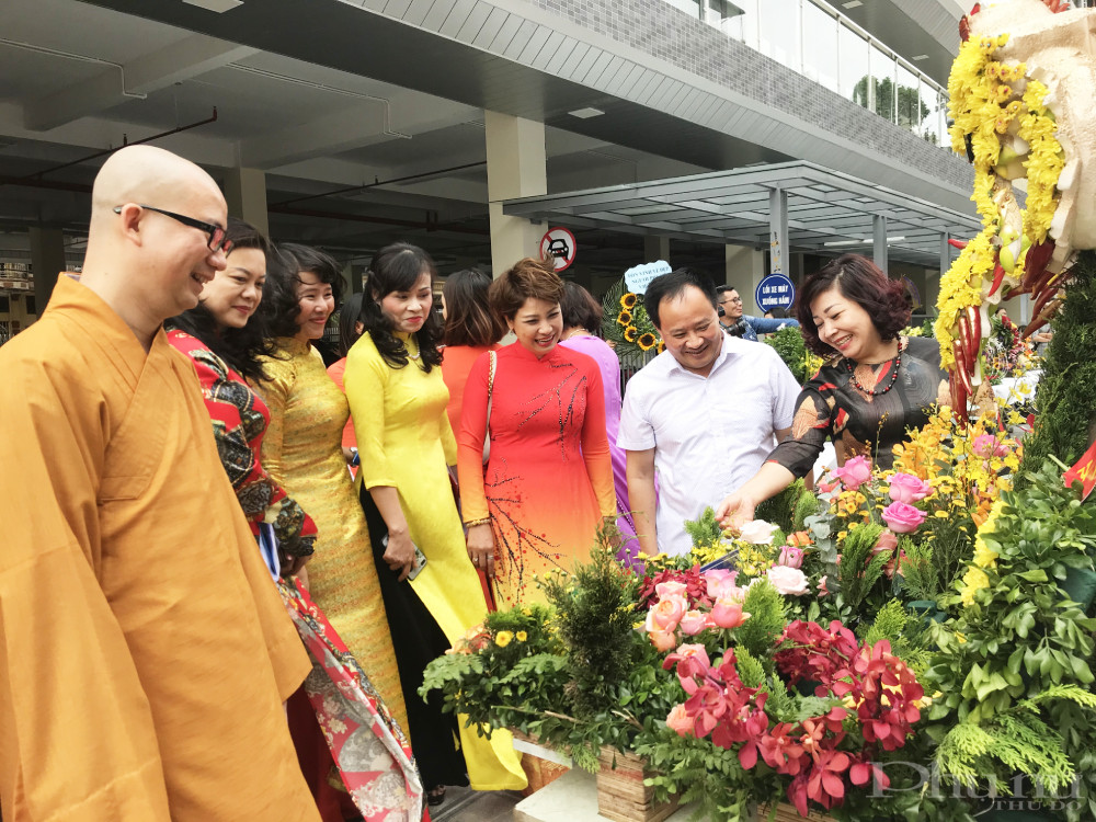 Các đại biểu tham quan sản phẩm trưng bày tại Hội thi cắm hoa nghệ thuật chào mừng 1010 năm Thăng Long - Hà Nội do Liên đoàn Lao động quận Hai Bà Trưng phối hợp tổ chức. Các đại biểu tham quan sản phẩm trưng bày tại Hội thi cắm hoa nghệ thuật chào mừng 1010 năm Thăng Long - Hà Nội do Liên đoàn Lao động quận Hai Bà Trưng phối hợp tổ chức.