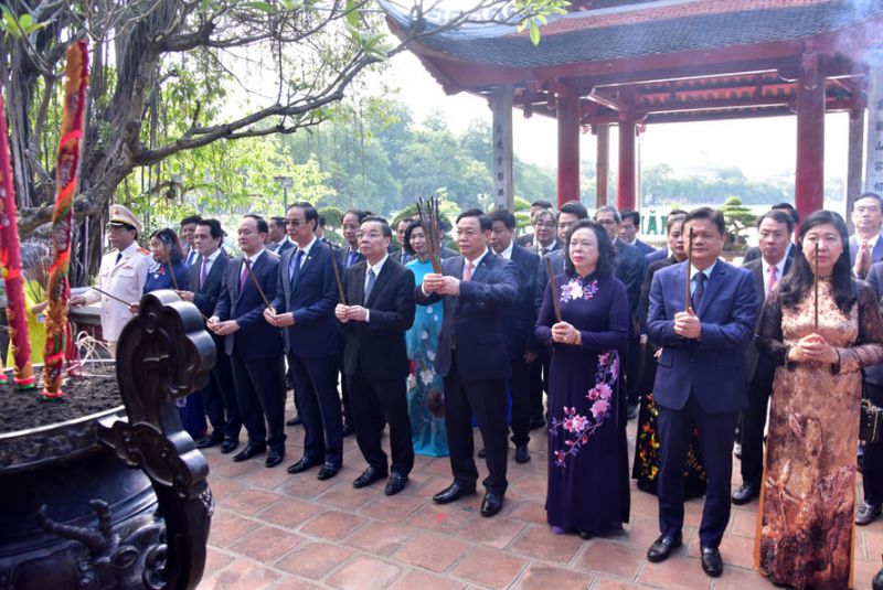 Các đồng chí lãnh đạo thành phố Hà Nội dâng hương tại Đền Ngọc Sơn.