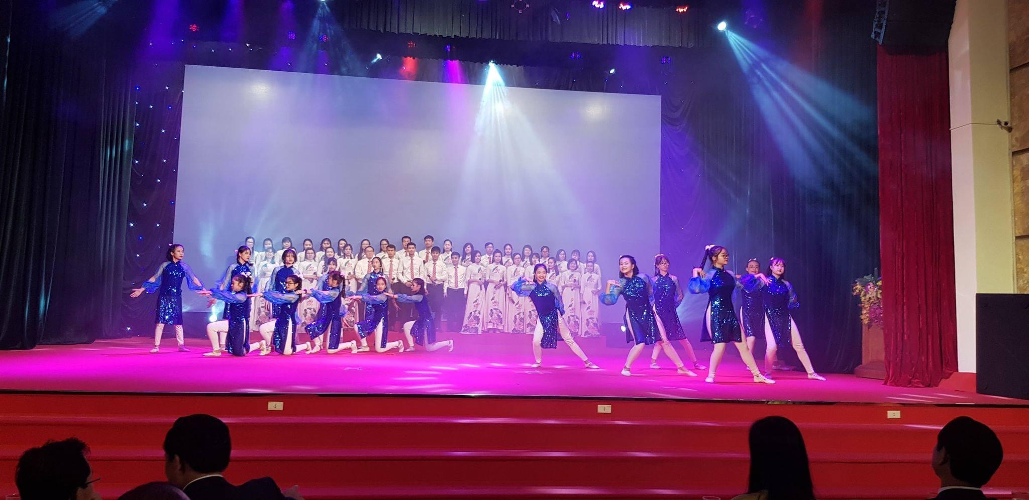 Tiết mục văn nghệ chào mừng buổi gặp mặt.