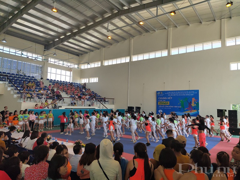 16 đội tham gia vòng Chung kết Cuộc thi “Zumba gắn kết cộng đồng” đã thể hiện sắc màu năng động, tự tin của người phụ nữ hiện đại.