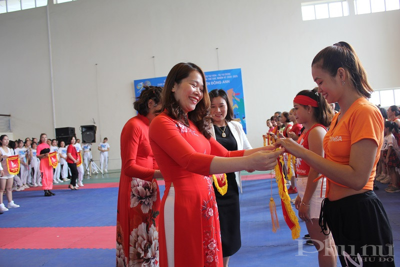 BCT trao cờ lưu niệm cho các đội tham gia cuộc thi