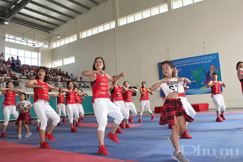 CLB Rumba thu hút đông đảo chị em hội viên phụ nữ tham gia cả các em nhỏ và các bà, các cô cùng tham gia