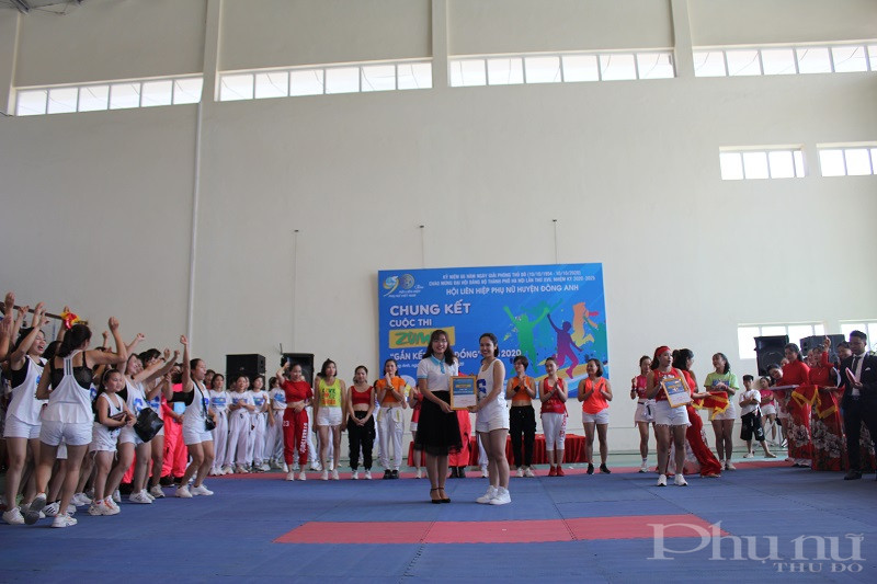 Chị Đỗ Thị Kim Ngân - địa diện công ty Nha khoa quốc tế  Hamiana trao giải Nhì cho các đội thi