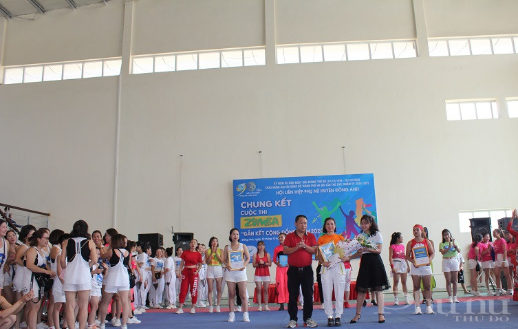 Đồng chí Nguyễn Thế Hưng - Bí thư Đảng ủy khối doanh nghiệp huyện trao giải Nhất cho đội thi CLB Zumba xã Vân Hà