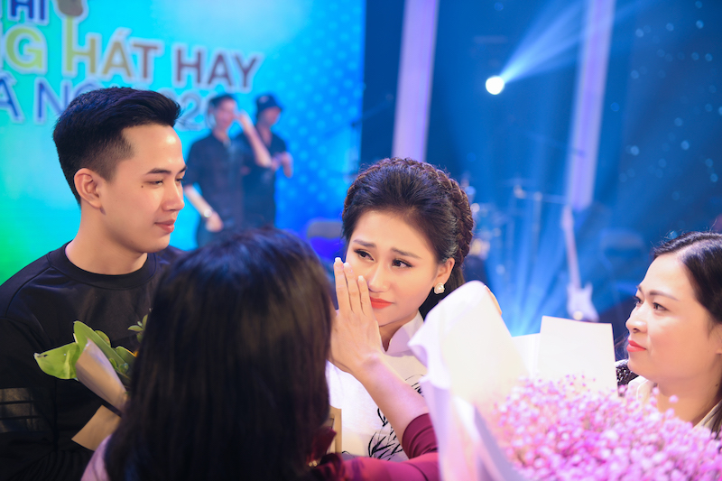 Nữ ca sĩ rơi nước mắt khi được gọi tên ở ngôi vị Á quân