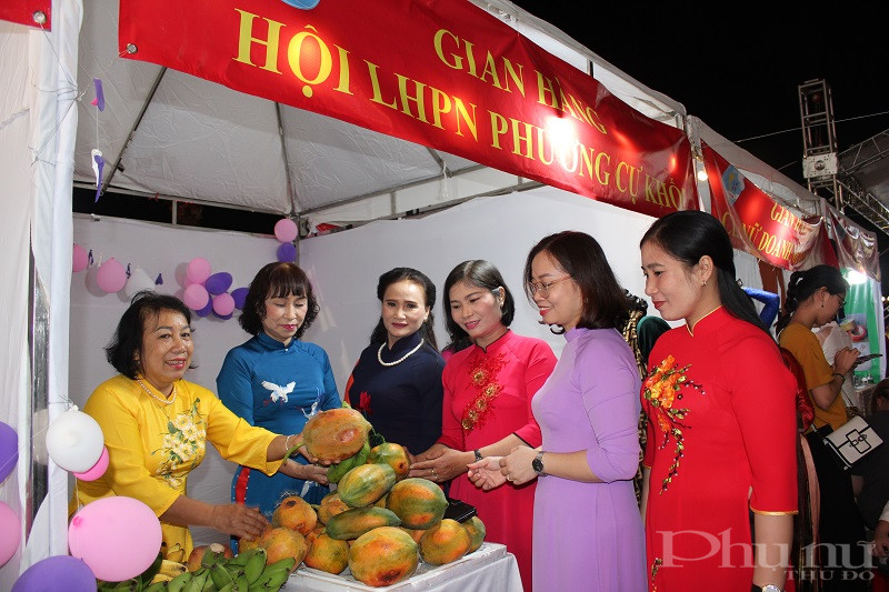 Chị em tham quan và mua sắm tại các gian hàng do phụ nữ khởi nghiệp