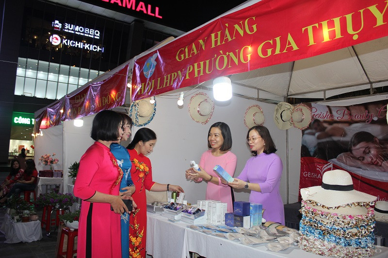 Tại ngày hội có 16 gian hàng trưng bày, giới thiệu các sản phẩm của phụ nữ khởi nghiệp