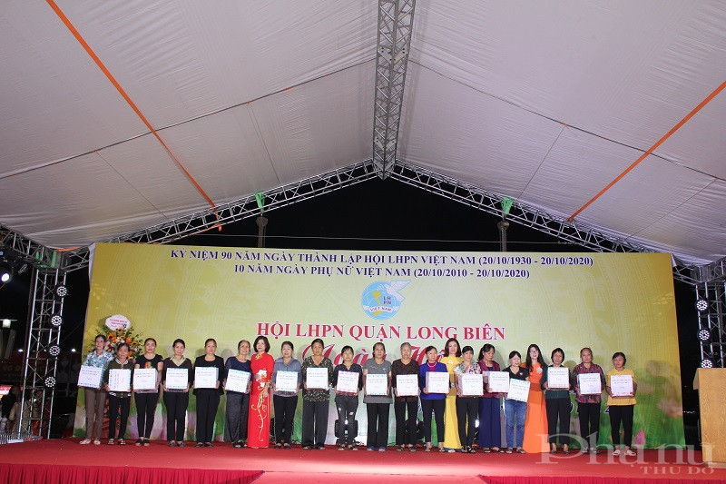 20 gia đình hội viên có hoàn cảnh khó khăn được Ban tổ chức chương trình trao tặng quà với tổng giá trị gần 30 triệu đồng