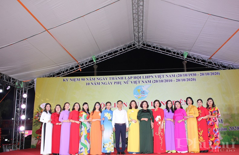 Các đại biểu lãnh đạo Hội LHPN TP, quận và cơ sở tham dự hội ngày hội