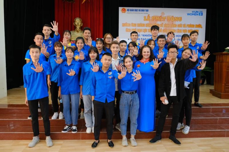 Đại diện UN Women Việt Nam c&ugrave;ng c&aacute;c sinh vi&ecirc;n trong buổi lễ (Ảnh: Ban tổ chức).