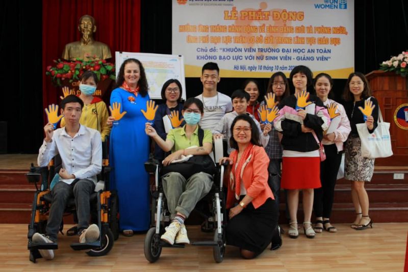 C&aacute;c đại biểu c&ugrave;ng cam kết x&acirc;y dựng khu&ocirc;n vi&ecirc;n trường đại học an to&agrave;n, kh&ocirc;ng bạo lực với nữ sinh vi&ecirc;n, giảng vi&ecirc;n v&agrave; c&aacute;n bộ nh&acirc;n vi&ecirc;n.