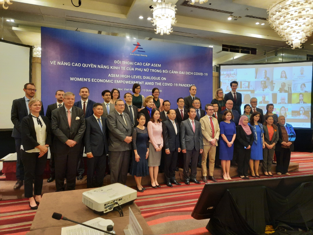 Các khách mời cùng chụp ảnh lưu niệm tại Đối thoại