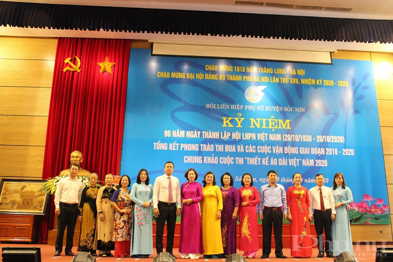 Các đại biểu lãnh đạo thành phố, huyện chụp ảnh kỷ niệm với các thế hệ cán bộ Hội qua các thời kỳ