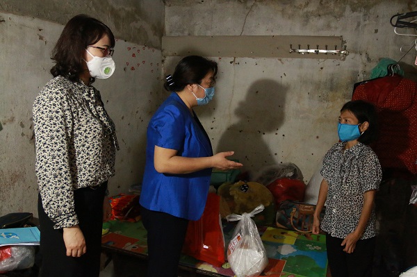 Đồng ch&iacute; Nguyễn Thị Thu Thủy, Ph&oacute; Chủ tịch Thường trực Hội LHPN H&agrave; Nội đến c&aacute;c nh&agrave; trọ t&igrave;m hiểu cuộc sống, lắng nghe nguyện vọng của nữ lao động nhập cư bị ảnh hưởng bởi dịch Covid-19.