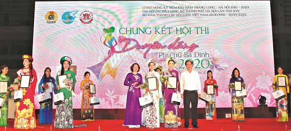 Chủ tịch Hội LHPN Hà Nội Lê Kim Anh và Phó Bí thư Thường trực Quận ủy, Chủ tịch Hội đồng nhân dân quận Ba Đình Nguyễn Công Thành trao giải Nhì cho 2 thí sinh. Chủ tịch Hội LHPN Hà Nội Lê Kim Anh và Phó Bí thư Thường trực Quận ủy, Chủ tịch Hội đồng nhân dân quận Ba Đình Nguyễn Công Thành trao giải Nhì cho 2 thí sinh.