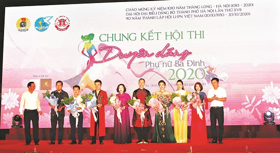 Phó Bí thư Thường trực Quận ủy, Chủ tịch Hội đồng nhân dân quận Ba Đình Nguyễn Công Thành và Phó Bí thư Quận ủy, Chủ tịch Ủy ban nhân dân quận Ba Đình Tạ Nam Chiến tặng hoa, kỷ niệm chương cho Ban Giám khảo, các nhà tài trợ và ekip thực hiện chương trình Phó Bí thư Thường trực Quận ủy, Chủ tịch Hội đồng nhân dân quận Ba Đình Nguyễn Công Thành và Phó Bí thư Quận ủy, Chủ tịch Ủy ban nhân dân quận Ba Đình Tạ Nam Chiến tặng hoa, kỷ niệm chương cho Ban Giám khảo, các nhà tài trợ và ekip thực hiện chương trình