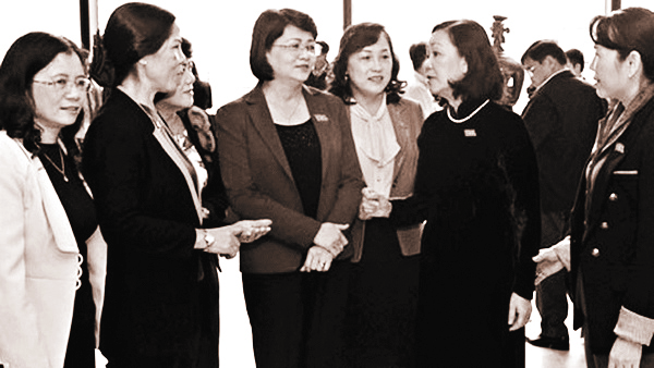 Những nữ đại biểu Quốc hội giải lao trong kỳ họp (ảnh int) Những nữ đại biểu Quốc hội giải lao trong kỳ họp (ảnh int)