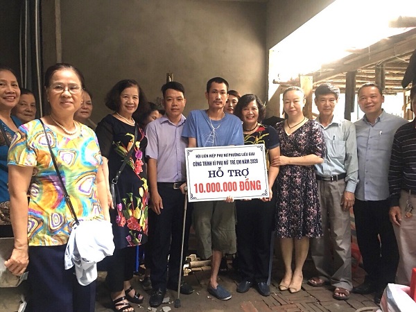 Hội Phụ nữ phường Liễu Giai trao tặng công trình “Vì phụ nữ và trẻ em” tới hộ gia đình thoát nghèo