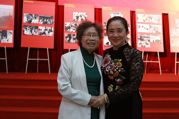 Bà Tạ Ái Liên (bên trái)