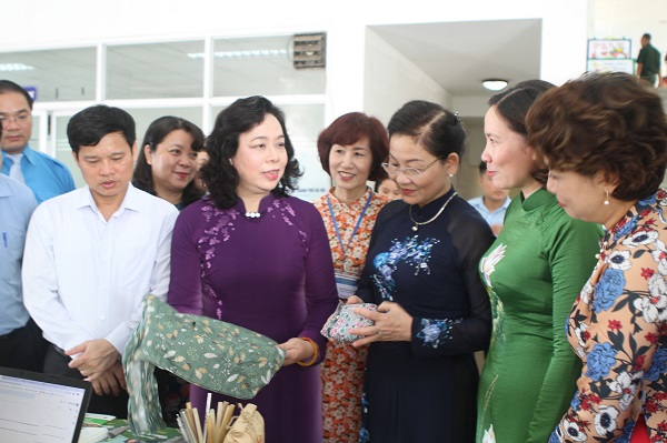 Đồng chí Ngô Thị Thanh Hằng - Ủy viên Trung ương Đảng, Phó Bí thư Thường trực Thành ủy (thứ hai từ trái sang) và các đại biểu thăm Hội LHPN Hà Nội nhân Ngày hội gia đình - chắp cánh ước mơ cho con” (tháng 6/2019)