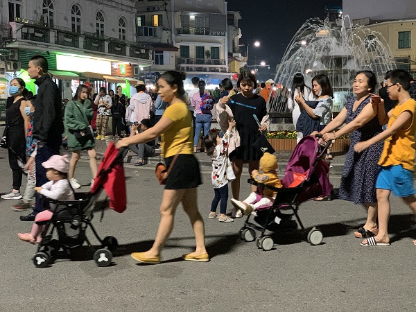 Nhiều người dân không đeo khẩu trang nơi công cộng.