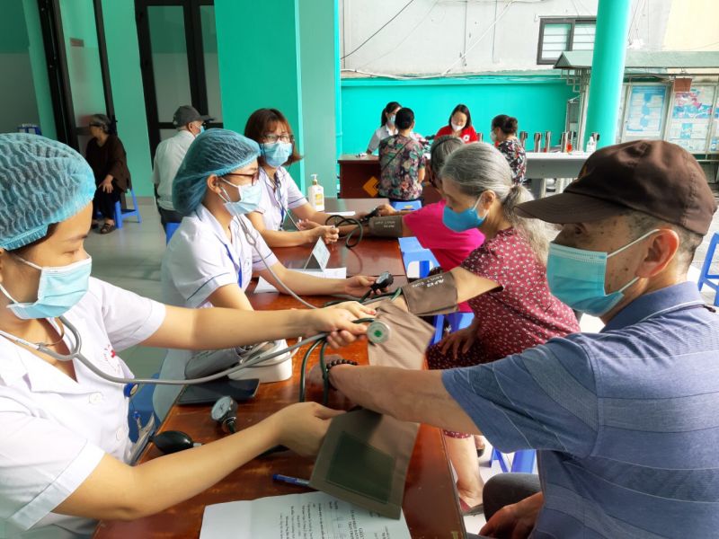 Chương tr&igrave;nh kh&aacute;m chữa bệnh miễn ph&iacute; cho người cao tuổi được thực hiện thường xuy&ecirc;n, định kỳ tại Ban Chỉ đạo D&acirc;n số -KHHGĐ phường Dịch Vọng