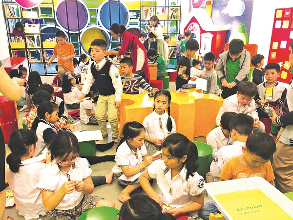 Các em nhỏ thích thú tham gia hoạt động tại góc trải nghiệm trong Bảo tàng Phụ nữ Việt Nam. Các em nhỏ thích thú tham gia hoạt động tại góc trải nghiệm trong Bảo tàng Phụ nữ Việt Nam.