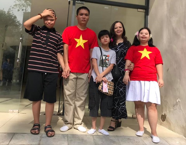 C&ocirc; L&ecirc; Thị Phương Dung với c&aacute;c trẻ khuyết tật của CLB &ldquo;Vầng trăng khuyết&rdquo;.