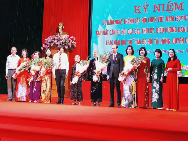 Tặng hoa tri ân cán bộ Hội các thời kỳ