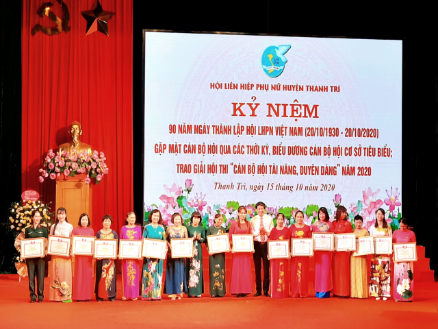 Trao giải cho đại diện cán bộ hội cơ sở tiêu biểu xuất sắc