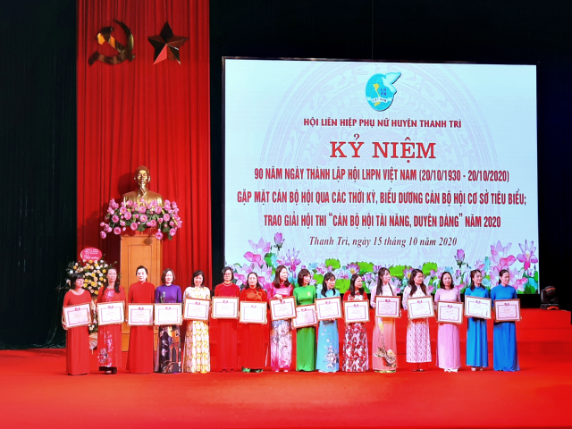 Trao quà cho đại diện cán bộ hội tham gia Hội thi “Cán bộ Hội tài năng, duyên dáng” năm 2020.