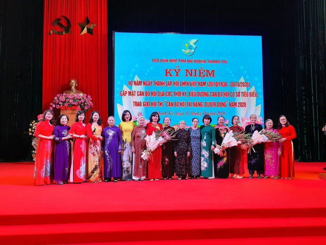 Cán bộ hội qua các thời kỳ chụp ảnh lưu niệm.