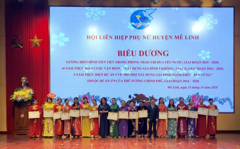 Đồng chí Nguyễn Thị Thu Thủy trao Bằng khen cho các điển hình tiên tiến trong phong trào thi đua yêu nước giai đoạn 2015 – 2020 của Hội LHPN huyện Mê Linh Đồng chí Nguyễn Thị Thu Thủy trao Bằng khen cho các điển hình tiên tiến trong phong trào thi đua yêu nước giai đoạn 2015 – 2020 của Hội LHPN huyện Mê Linh